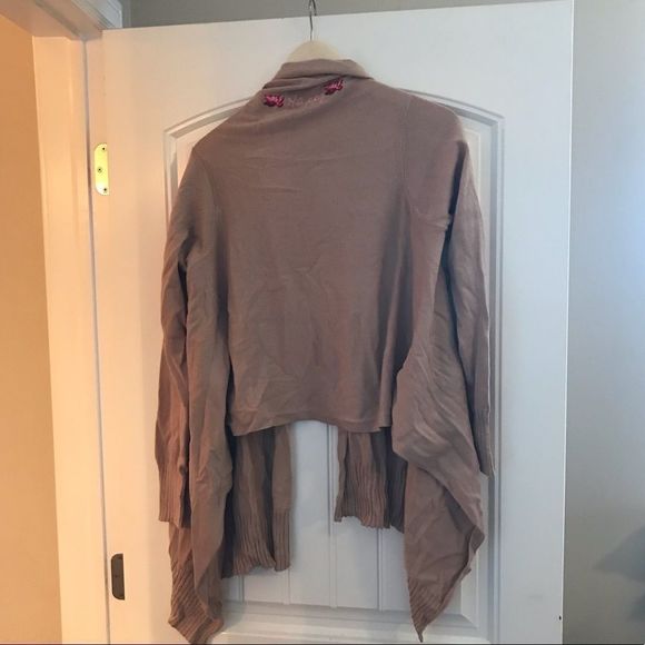 Sir Alistair Rai Lotus Wrap - Picture 5 of 5